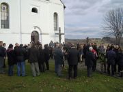 Narod ispred crkve na Bozic 2012.